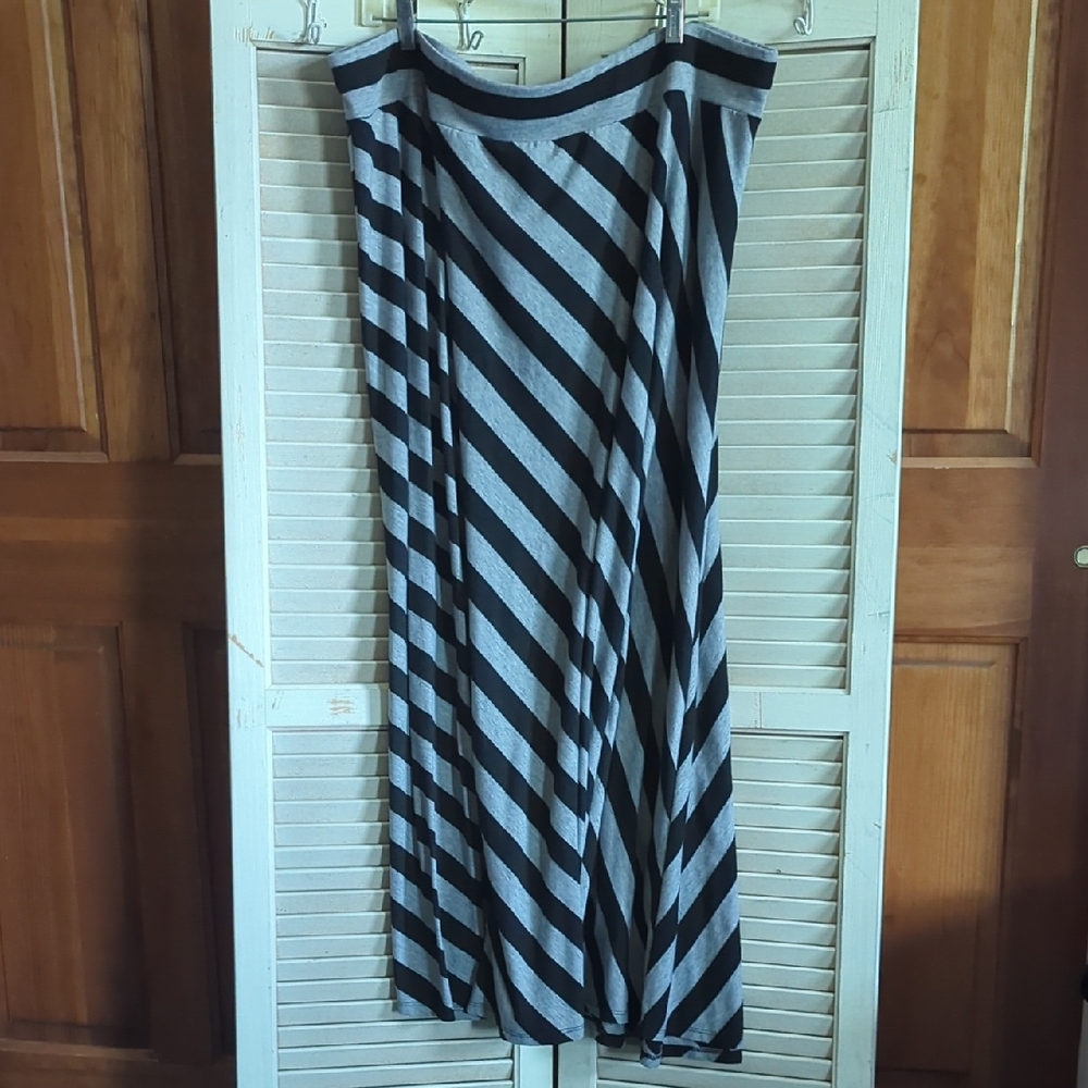 Roz & Ali Black and Gray Asymmetrical Maxi Skirt